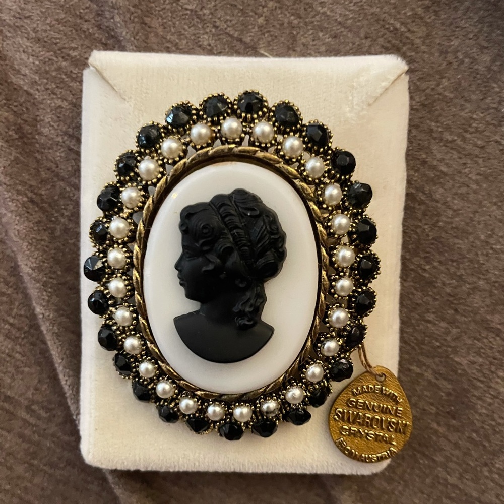 Vintage Victorian Style Yellow Gold Tone Faux Cameo Jet Black